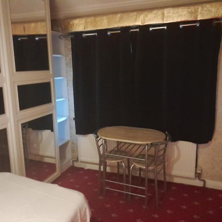 Lovely 1-Bed Studio In London Lägenhet Exteriör bild