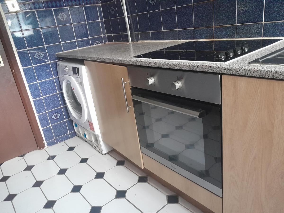 Lovely 1-Bed Studio In London Lägenhet Exteriör bild